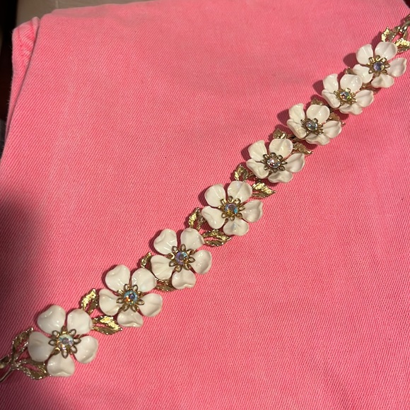 Vintage silvertone Listner Floral Necklace w/ white petals & rhinestone centers - Picture 3 of 9
